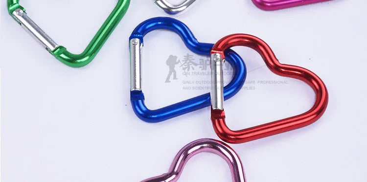 1 Stück herzförmiger Aluminium-Karabiner-Schlüsselanhänger-Clip, Outdoor-Schlüsselring-Haken, Wasserflasche, Hängeschnalle, Reiseset, Zubehör 